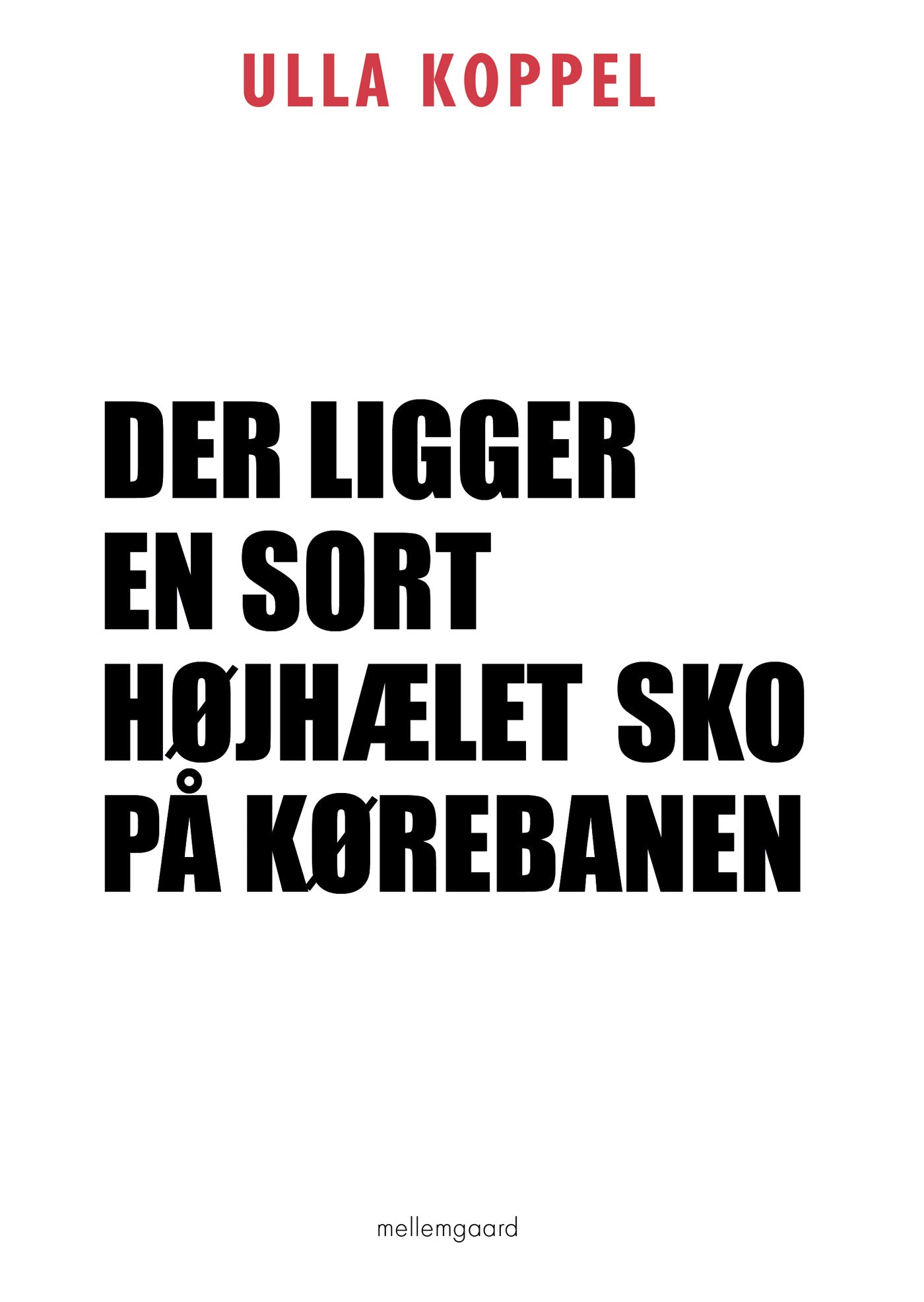 Der ligger en sort højhælet sko på kørebanen