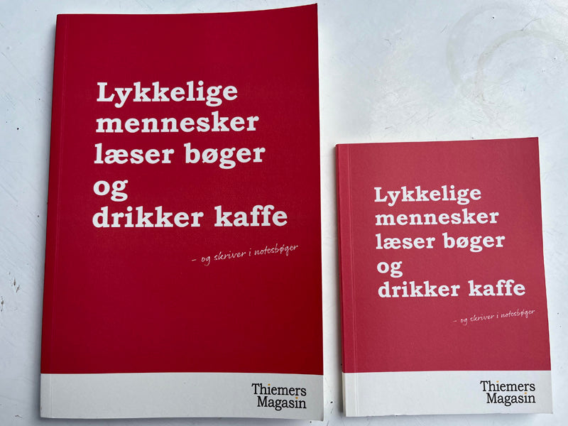 Notesbog (lille). Lykkelige mennesker læser bøger og drikker kaffe.